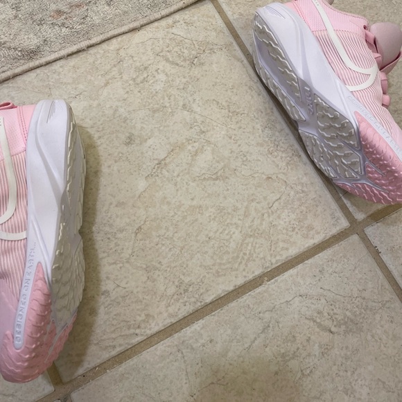 Girls Nike Running Shoes, Size 2 - Picture 4 of 4